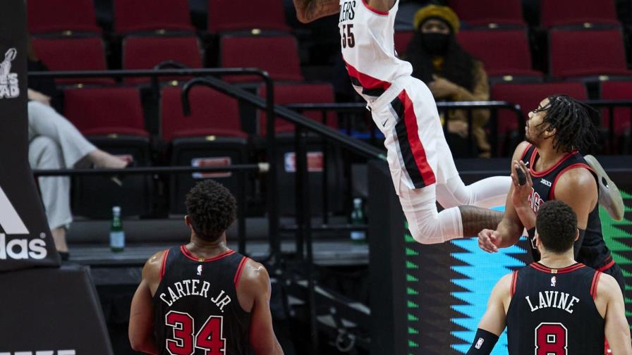 White anota 21; Bulls remontan y ganan a Blazers 
