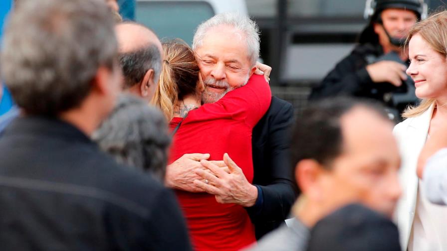 Lula, el preso más famoso de Brasil, deja la cárcel tras 1 año y 7 meses
