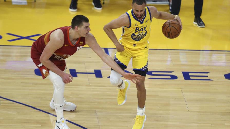 Curry y Warriors celebran regreso de fans ganando a Nuggets