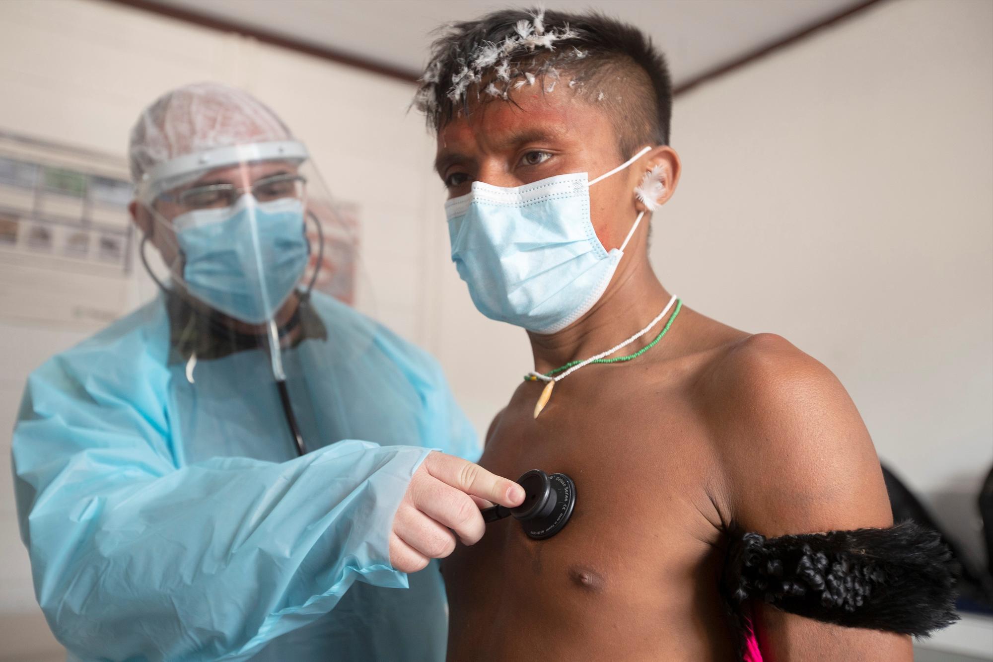 Un médico examina a un paciente perteneciente al pueblo Yanomami al sur de Brasil (EFE/ Joédson Alves)
