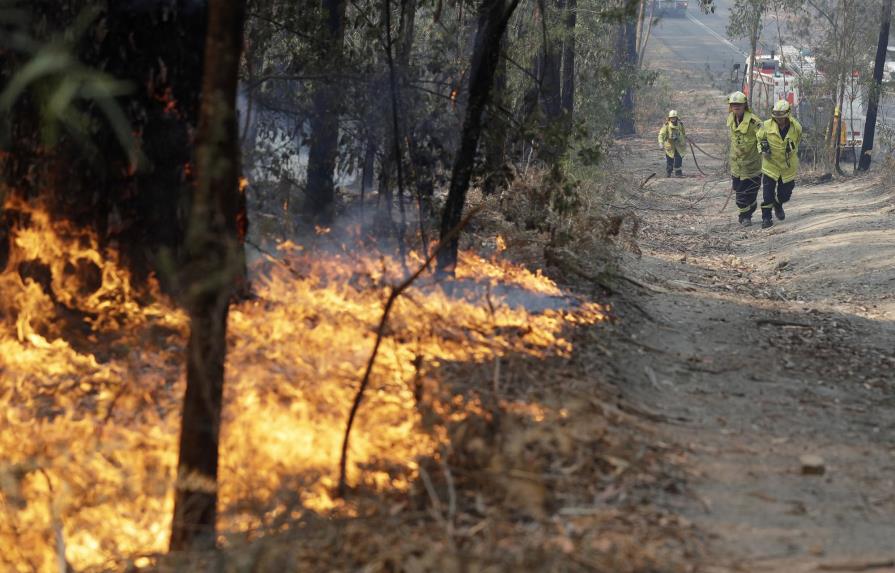 Vientos avivan incendios y Australia se prepara para lo peor