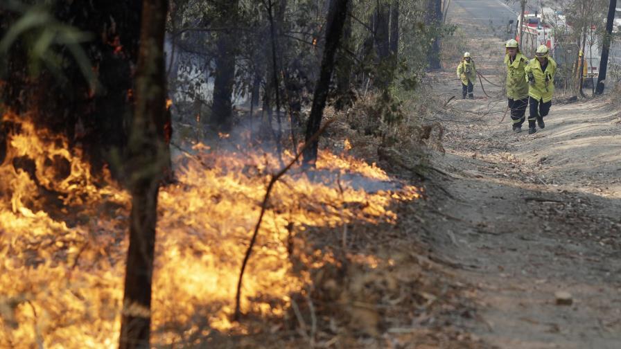 Vientos avivan incendios y Australia se prepara para lo peor