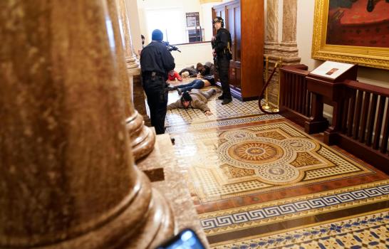 AP Fotos: Escenas caóticas de asedio al Capitolio de EEUU
