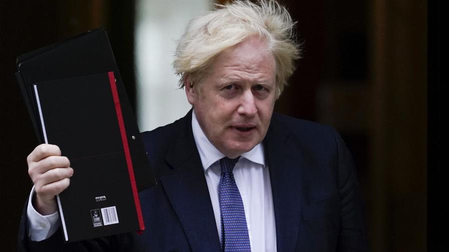 Acusan a Johnson de abandonar Afganistán a los talibanes