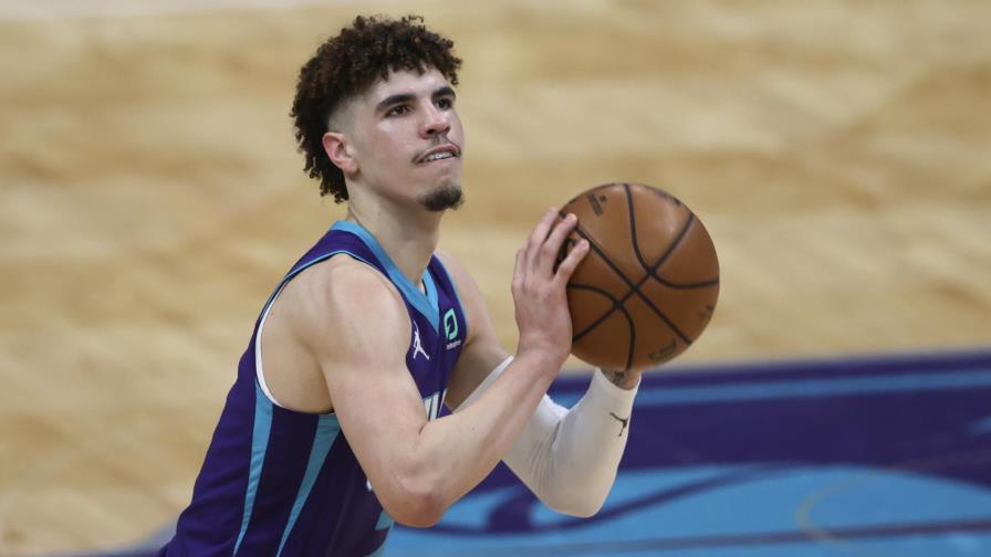 Hornets derrotan a Magic y están cerca de minitorneo