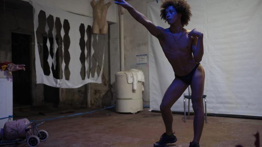 Grupo LGBTQ se protege del virus en edificio de Copacabana