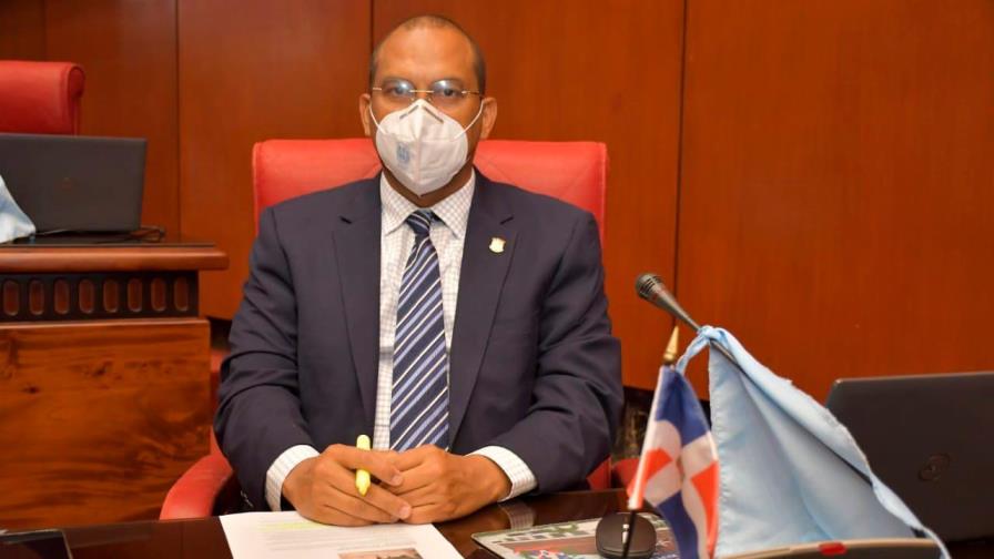 Senador de Dajabón tilda de “porquería de muro” a la verja divisoria entre RD y Haití Senador de Dajabón tilda de “porquería de muro” a la verja divisoria entre RD y Haití