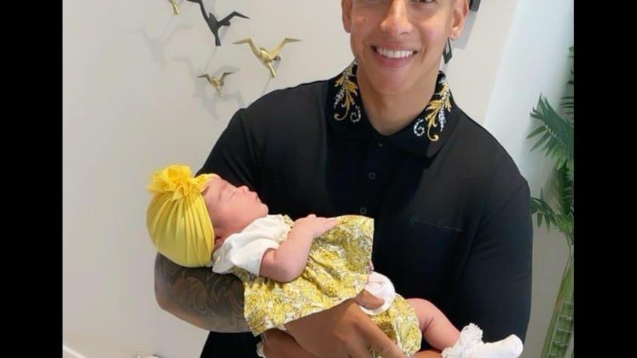 Daddy Yankee visita a su “sobrina” Vida Isabelle, la hija de Natti Natasha y Raphy Pina Daddy Yankee visita a su “sobrina” Vida Isabelle, la hija de Natti Natasha y Raphy Pina