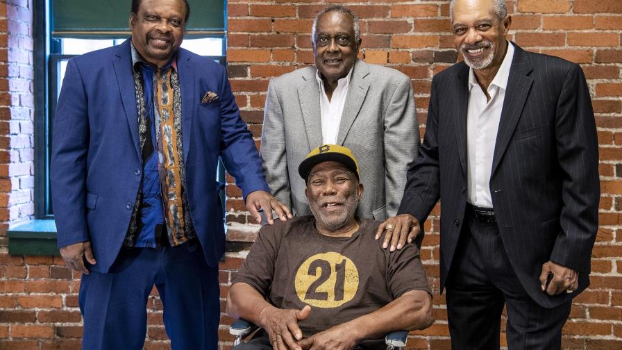 Piratas rinden homenaje a primera alineación de minorías en Grandes Ligas