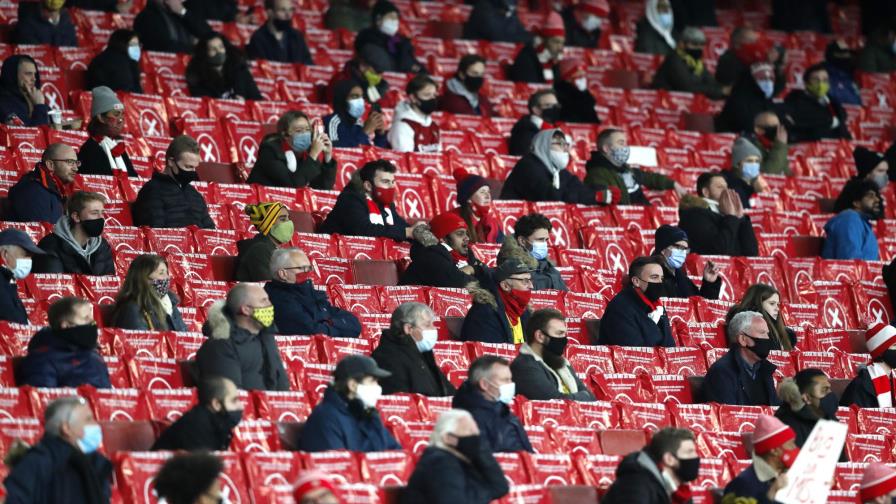 Después de 9 meses, hinchas vuelven a estadios en la Premier