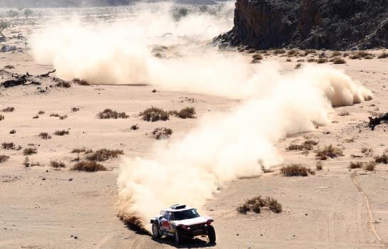 Carlos Sainz se pone líder del Dakar al ganar tercera etapa, donde Alonso fue quinto