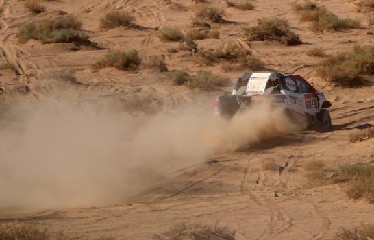 Carlos Sainz se pone líder del Dakar al ganar tercera etapa, donde Alonso fue quinto