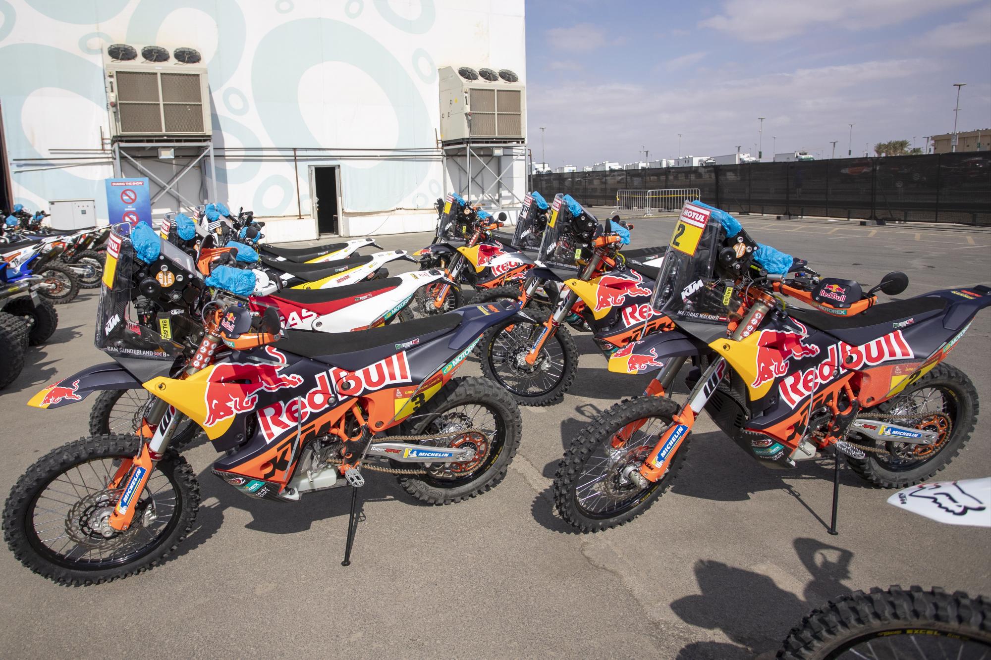 Los equipos en preparatoria para el Rally Dakar 2020, con un escenario nuevo en Arabia Saudí, más kilómetros de recorrido con salida de Yeda y meta en Qiddiya, (EFE/ANDRE PAIN)