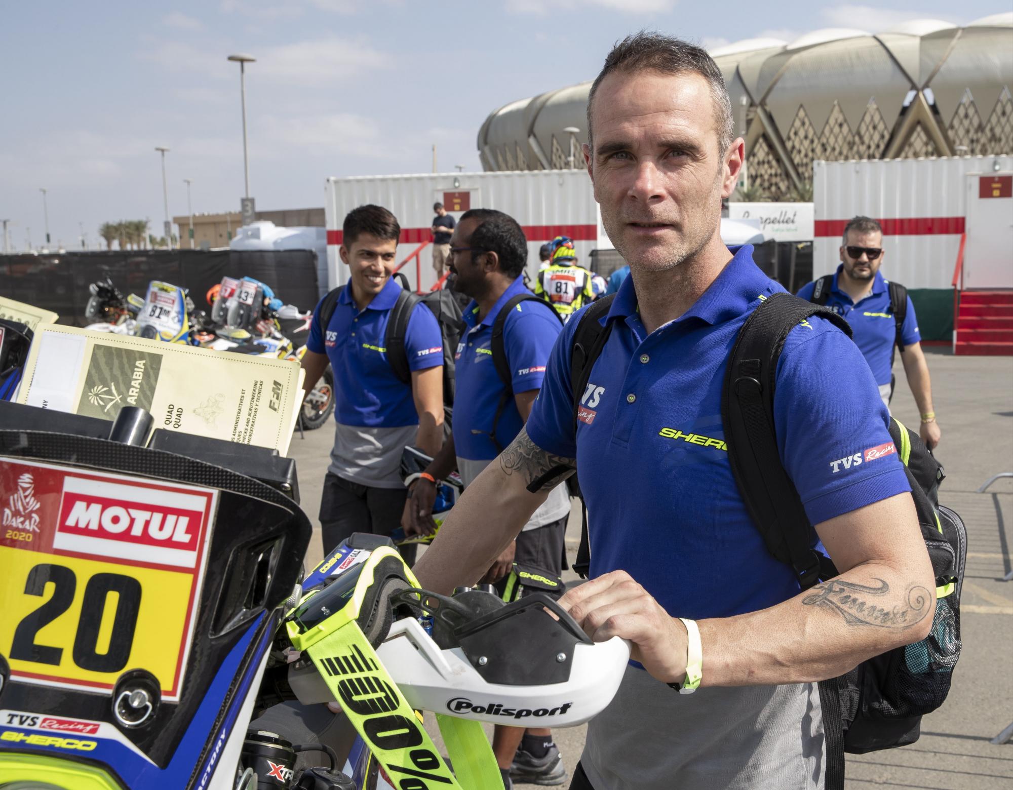 El movimiento en los dias próximos al inicio del rally Dakar - 2020, que este año  tiene un escenario nuevo en Arabia Saudí, más kilómetros de recorrido con salida de Yeda y meta en Qiddiya. (EFE/ANDRE PAIN)