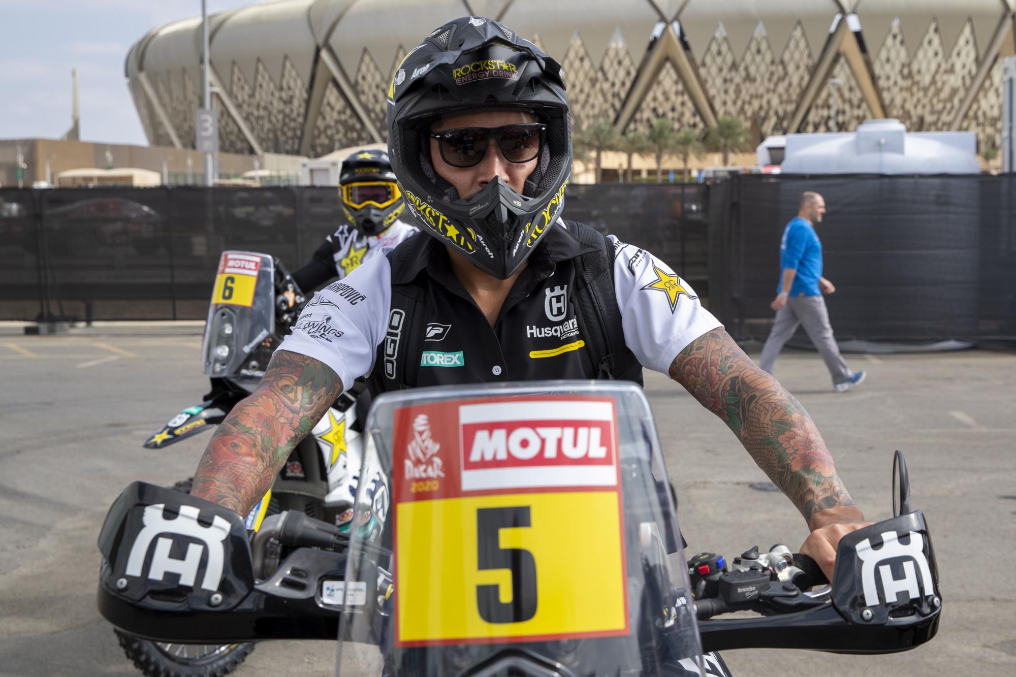 El movimiento en los dias próximos al inicio del rally Dakar - 2020, que este año  tiene un escenario nuevo en Arabia Saudí, más kilómetros de recorrido con salida de Yeda y meta en Qiddiya. (EFE/ANDRE PAIN)