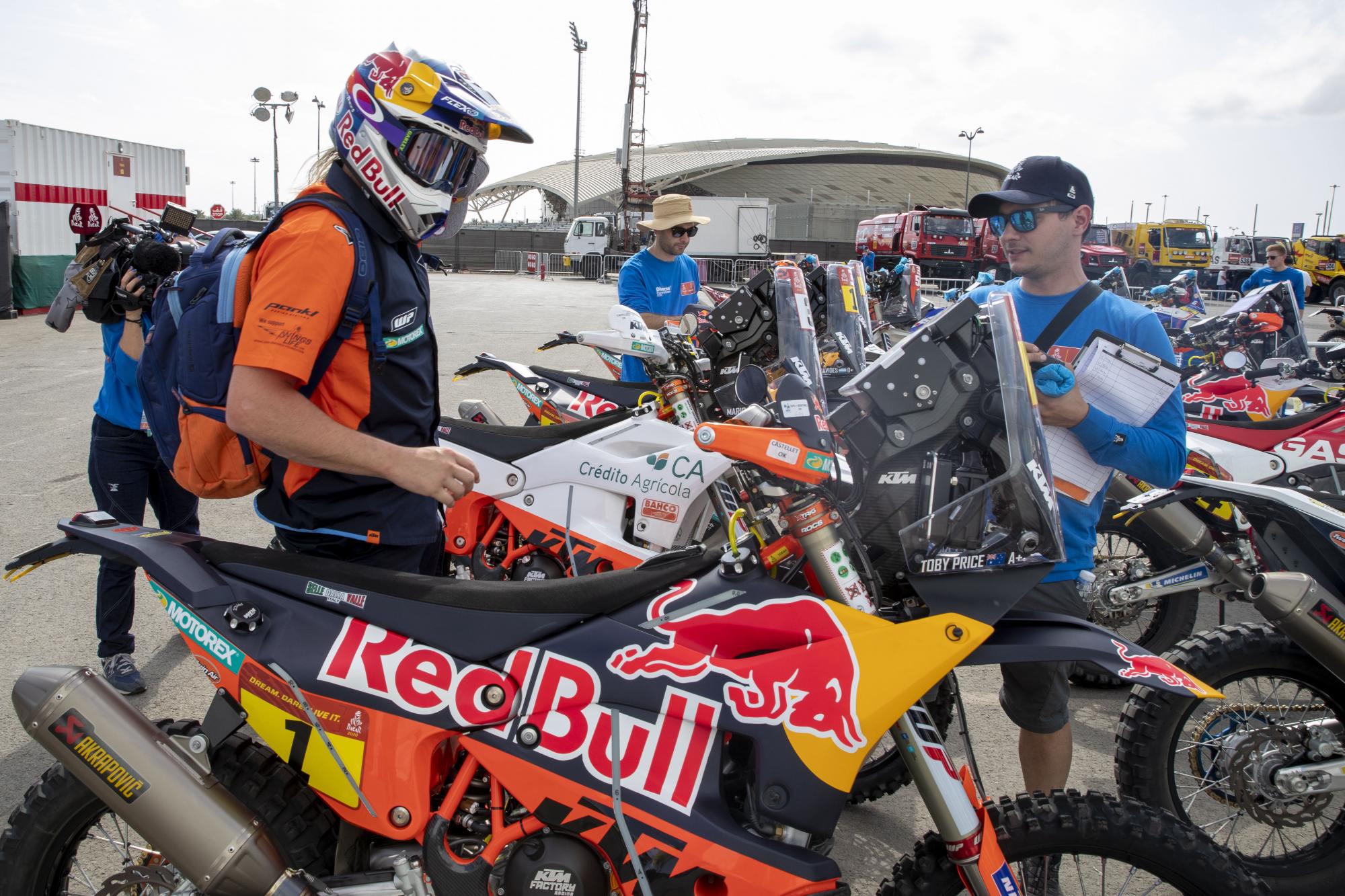 Los equipos en preparatoria para el Rally Dakar 2020, con un escenario nuevo en Arabia Saudí, más kilómetros de recorrido con salida de Yeda y meta en Qiddiya, (EFE/ANDRE PAIN)