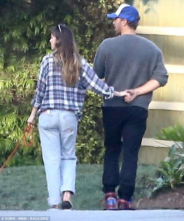 Dakota y Chris paseando con su perro en el vecindario de Malibú en junio