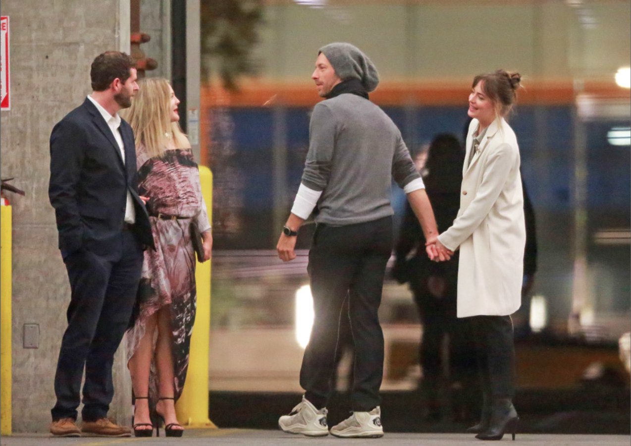Chris Martin y Dakota Johnson se toman las manos mientras ingresaban a una fiesta por el cumpleaños de Ellen DeGeneres en Los Ángeles