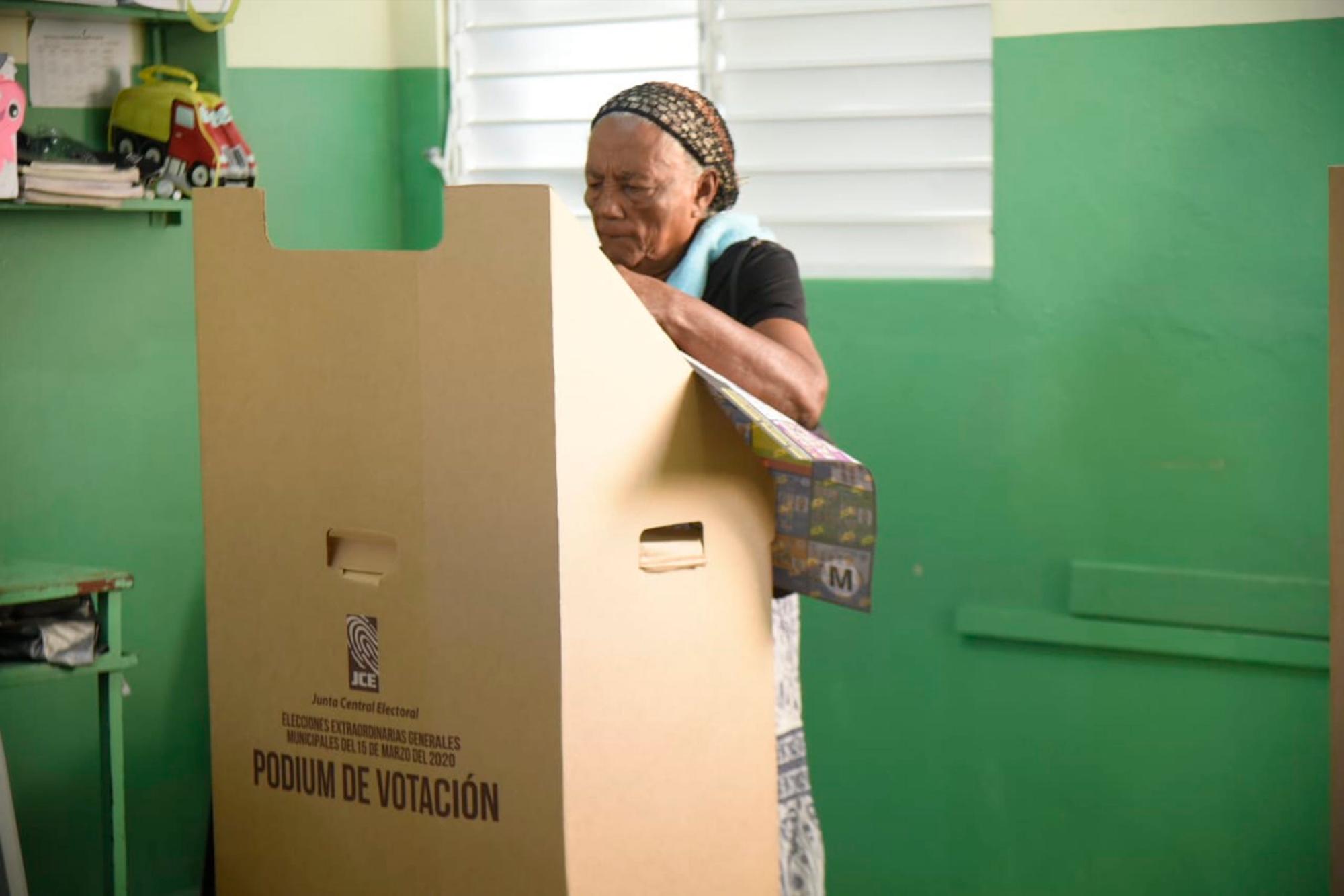 Desarrollo de las elecciones a nivel nacional, con baja participación de votantes, celebradas en un clima de tranquilidad general.