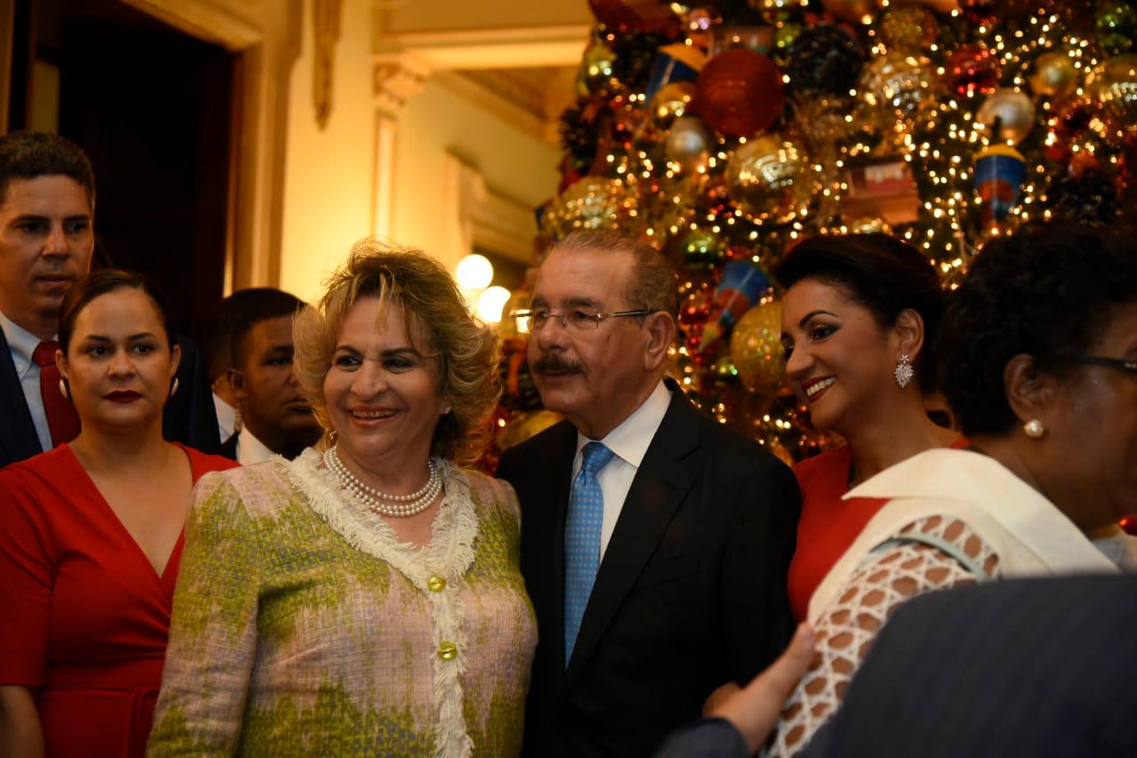 Alexandra Izquierdo junto al presidente Medina y la primera dama.
