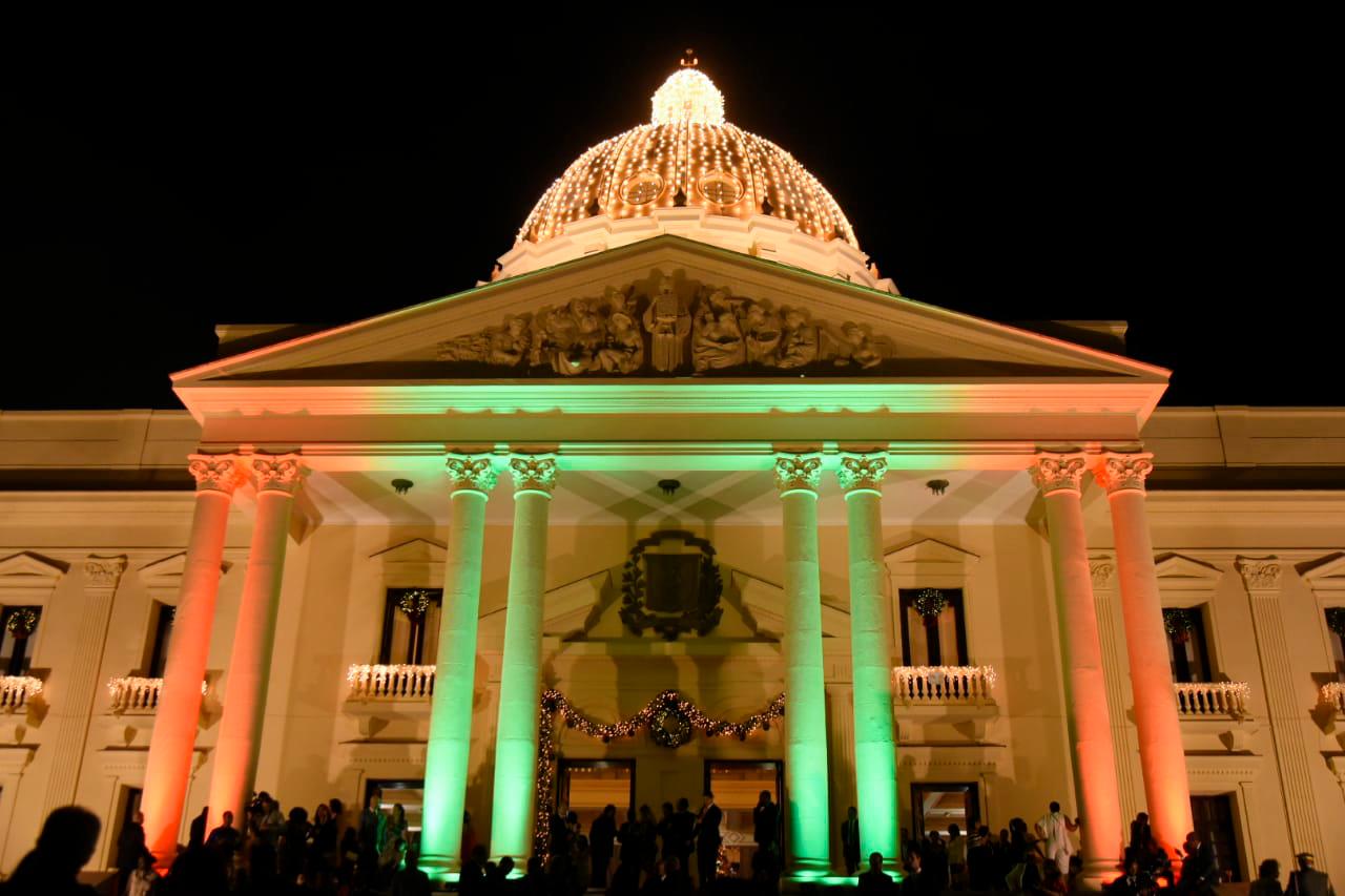 Vista del Palacio Nacional iluminado con luces navideña