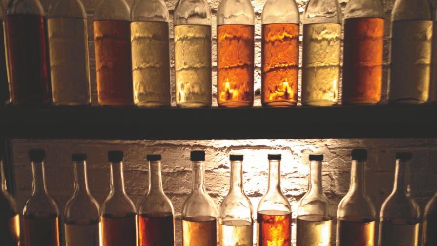 Experto alega marco impositivo desfavorable fomenta consumo de alcohol ilícito