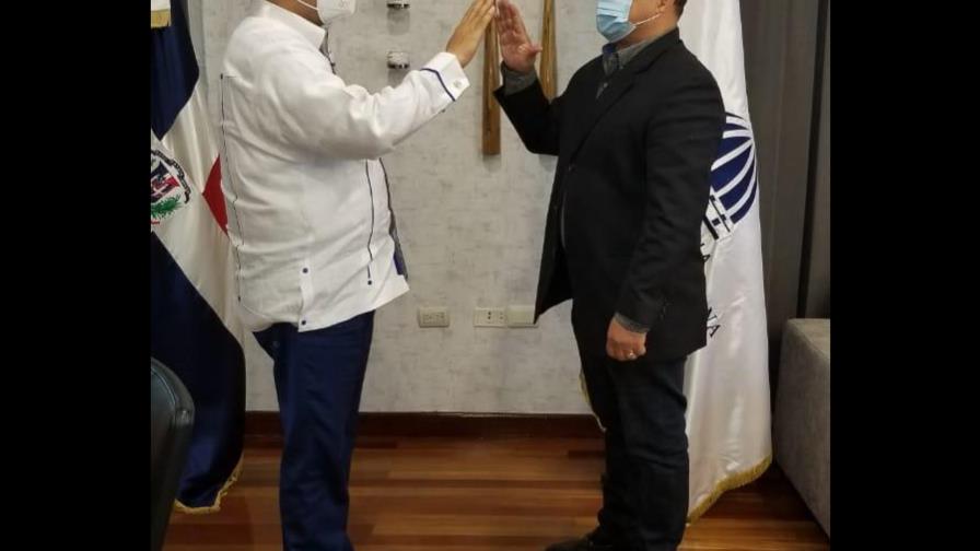 Ministro de Deportes juramenta a Landrón como director de Deportes del Nordeste 