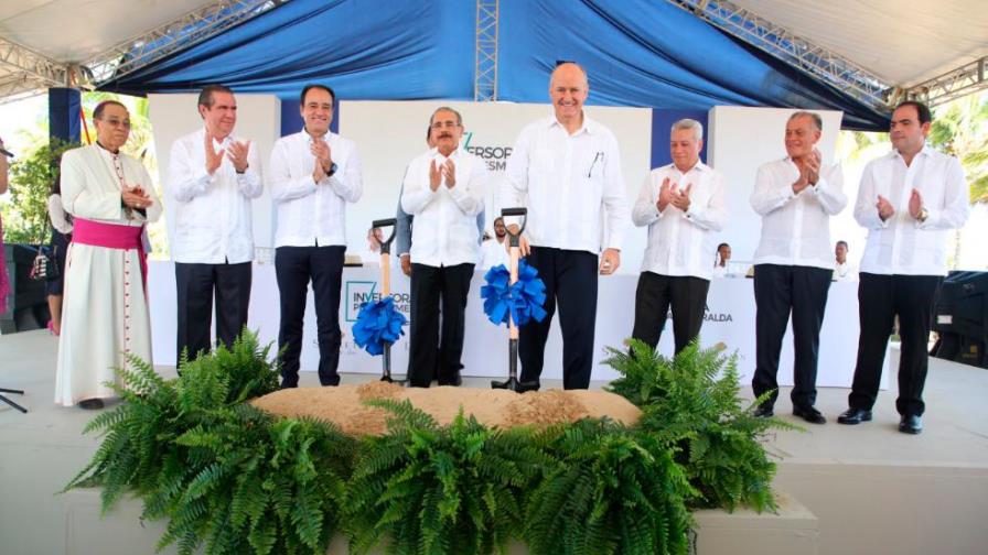 Presidente Medina participa en acto de inicio de construcción de dos hoteles en El Seibo Presidente Medina participa en acto de inicio de construcción de dos hoteles en El Seibo