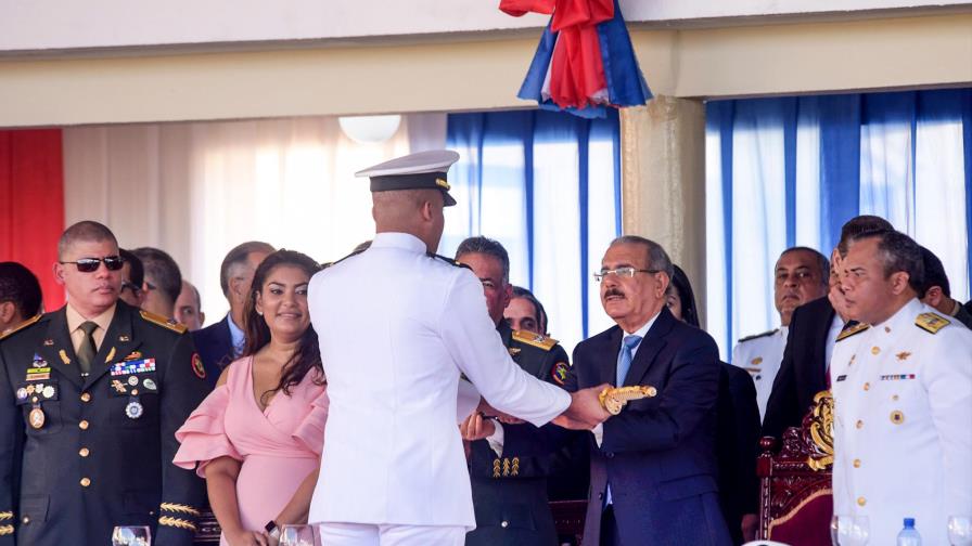 Presidente juramenta a 17 nuevos oficiales de la Armada 