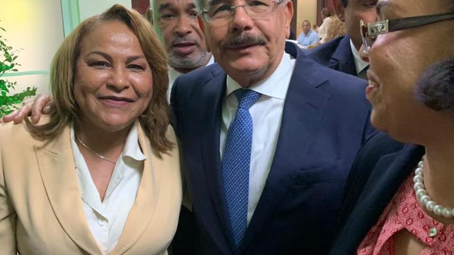 Danilo Medina y seis precandidatos apoyan que cargos vayan a primarias Danilo Medina y seis precandidatos apoyan que cargos vayan a primarias