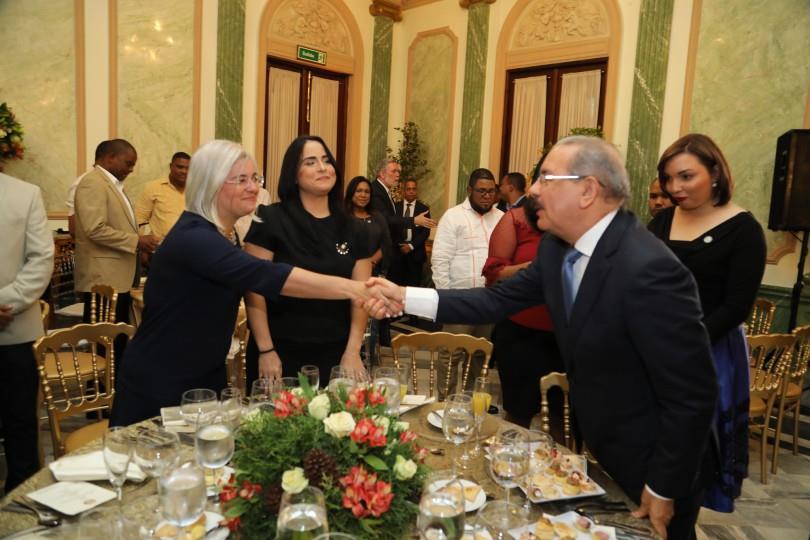 Presidente Medina agasaja a periodistas en el Palacio