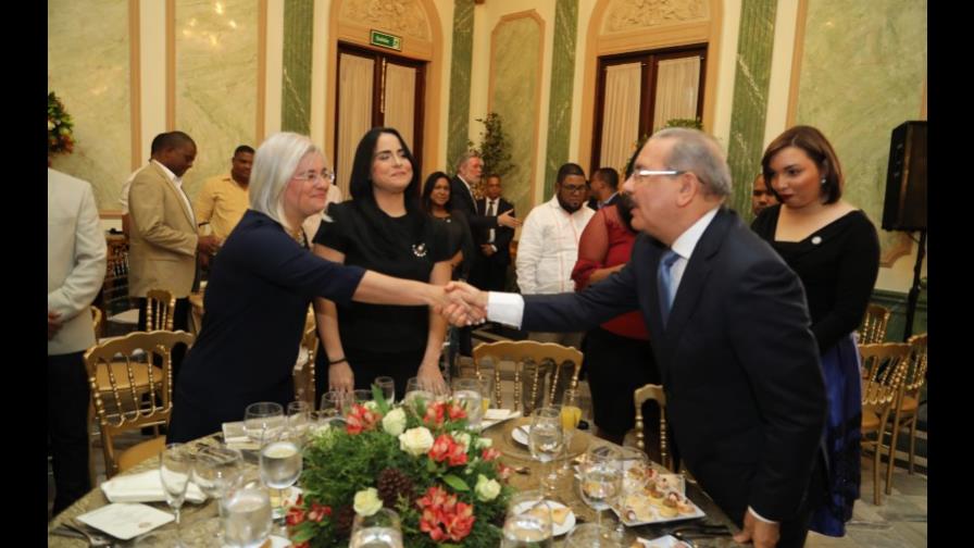 Presidente Medina agasaja a periodistas en el Palacio