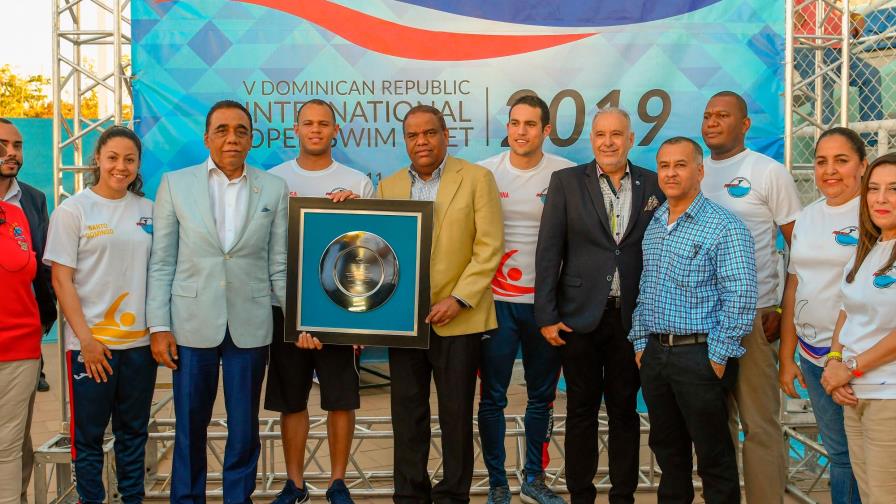 Se reabre el Centro Acuático y Darien Betances establece récord en apertura de torneo