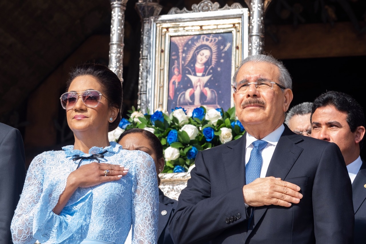 El presidente Danilo Medina y la primera dama, Cándida Montilla,  en la Basílica de Higüey este lunes 21 de enero de 2019.