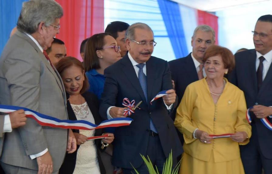 Presidente Medina entrega siete centros educativos en Santiago