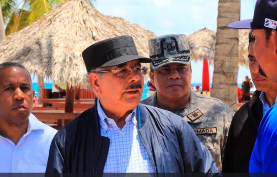 Presidente Danilo Medina comparte con turistas y comunitarios en isla Saona