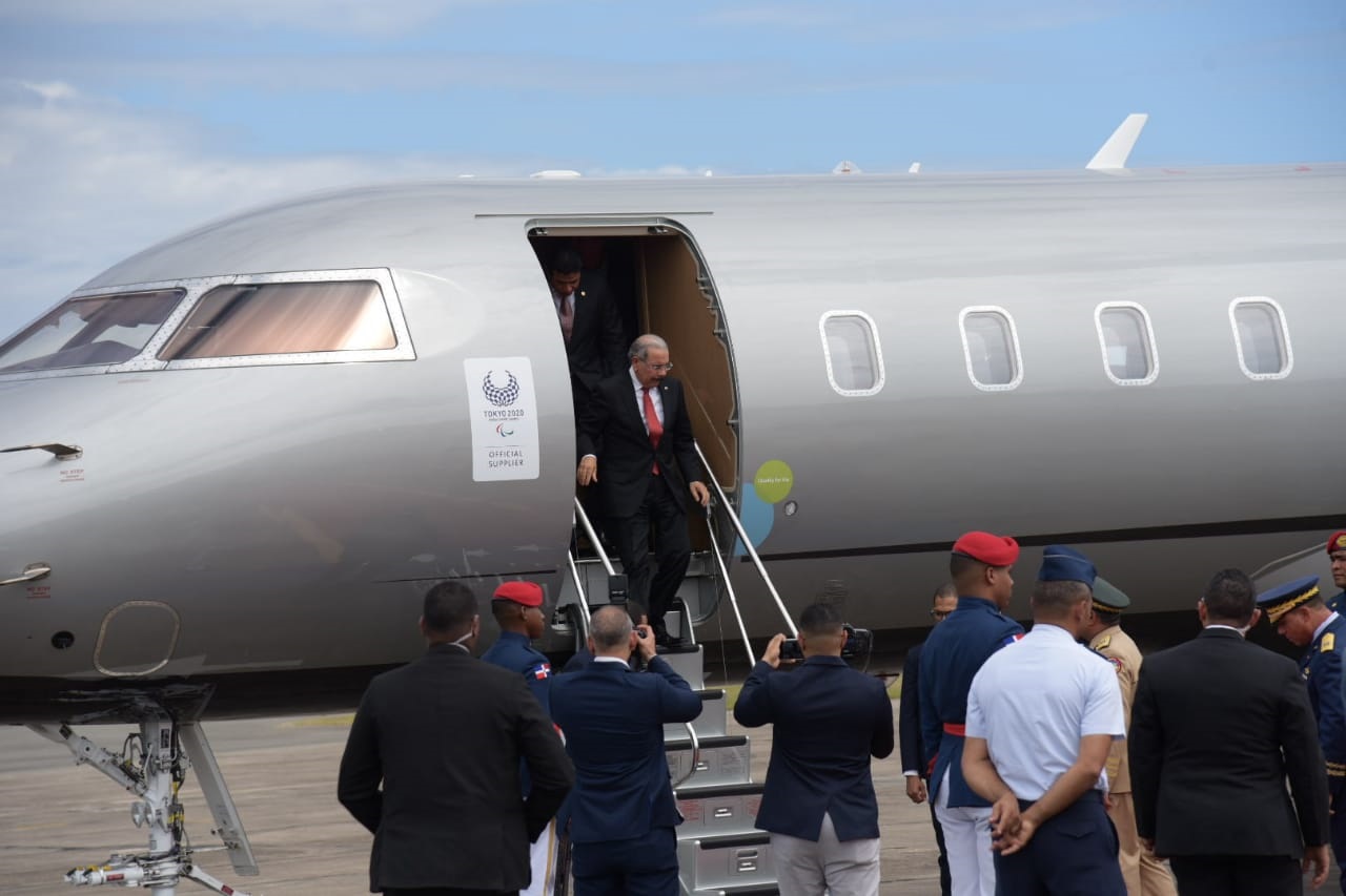 El presidente Medina desciende de la aeronave que lo trasladó desde la  Florida, Estados Unidos, a República Dominicana, este sábado 23 de marzo de 2019.