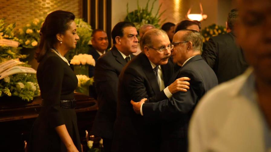 Danilo Medina ya está en la Blandino; recibe condolencias por muerte de su padre