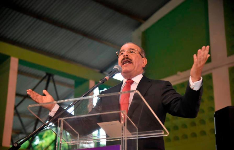 Presidente Medina pide “cumplir fielmente” las disposiciones de la Constitución