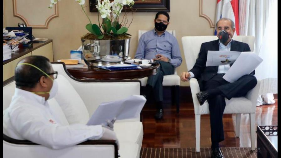 Presidente recibe informe sobre avance de trabajos para sofocar incendio en Duquesa