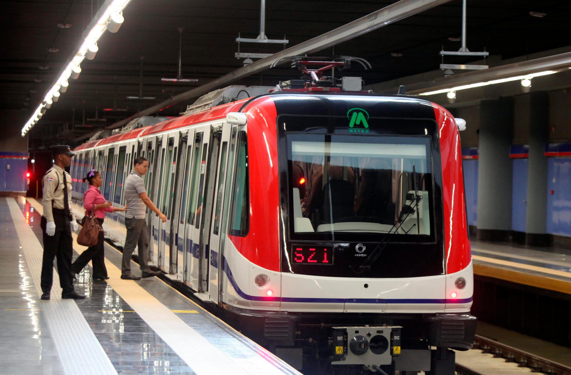 Un guardia vigila una estación del Metro de Santo Domingo durante la inauguración de la Segunda Línea, en Santo Domingo (República Dominicana). 