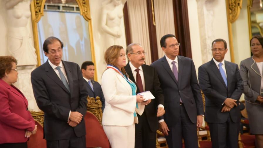 Medina reconoce labor de tres maestros Medina reconoce labor de tres maestros