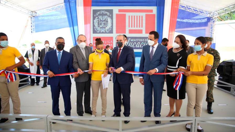 Presidente Medina entrega 19 centros educativos y dos estancias infantiles en el Cibao Presidente Medina entrega 19 centros educativos y dos estancias infantiles en el Cibao