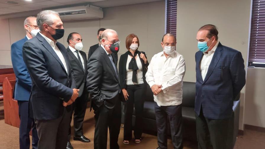 Danilo acude a la funeraria a darle el pésame a Quique Antún por muerte de su madre