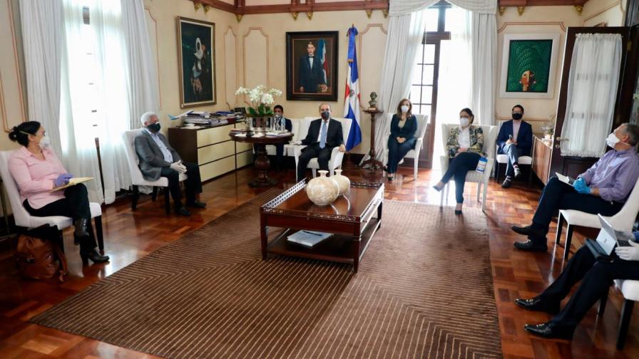 Danilo Medina se reúne con Comisión de Asuntos Sociales