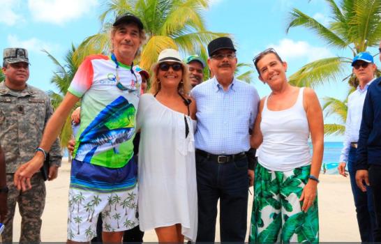 Presidente Danilo Medina comparte con turistas y comunitarios en isla Saona