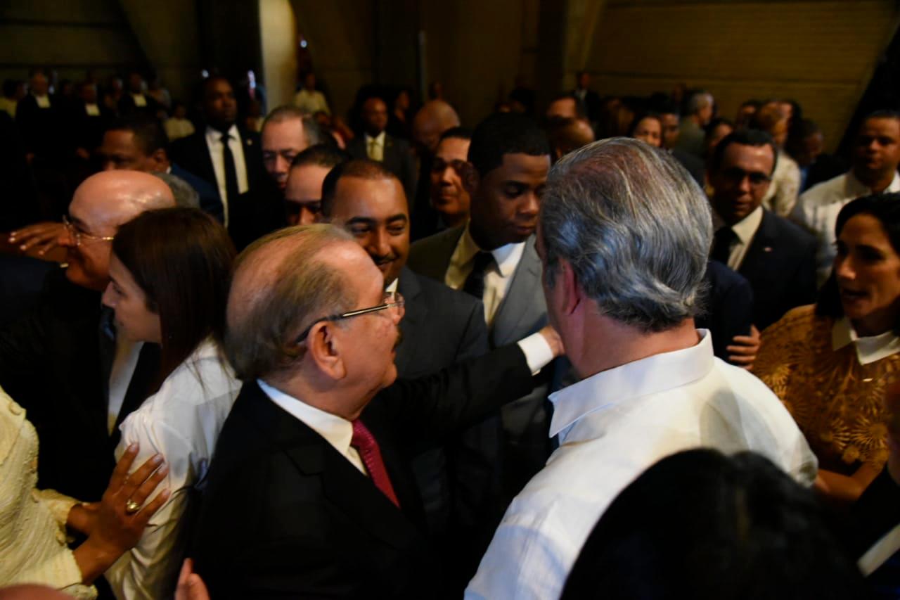 El presidente Danilo Medina y el candidato presidencial por el PRM en el momento de darse la paz en misa por el Día de la Altagracia en el Basílica de Higüey.