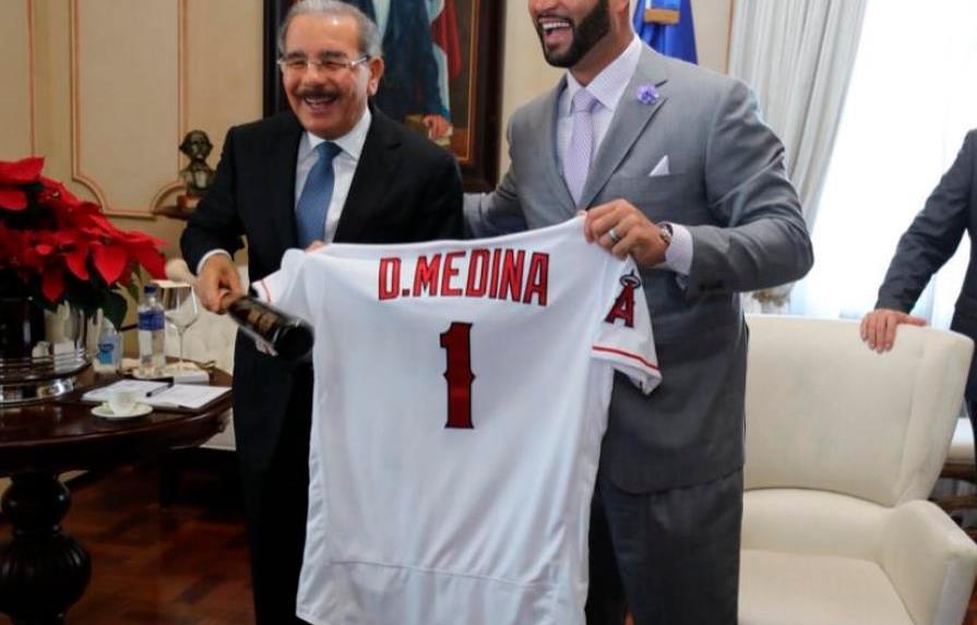 Albert Pujols realiza visita de cortesía al presidente Danilo Medina