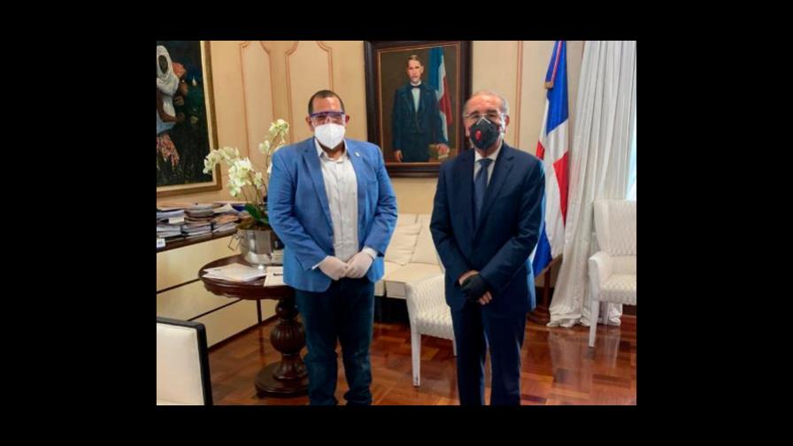 Danilo se reúne con alcalde de SDN para “encontrar solución” al incendio de Duquesa