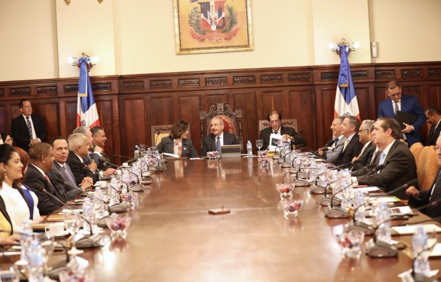 Presidente Medina se reúne con funcionarios y pasa balance a sus compromisos